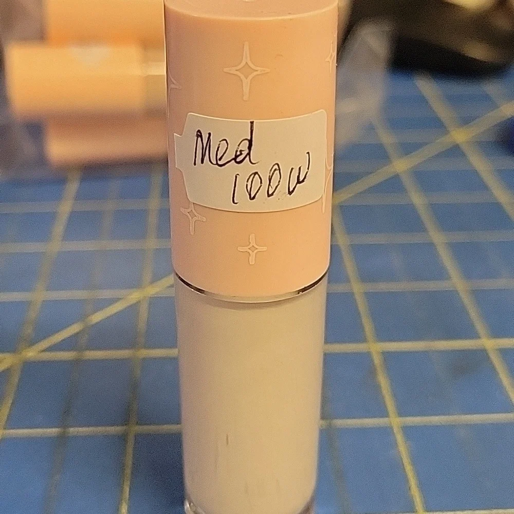 Pretty Fresh Hyaluronic Acid Hydrating Foundation New 6.5g Medium 100W